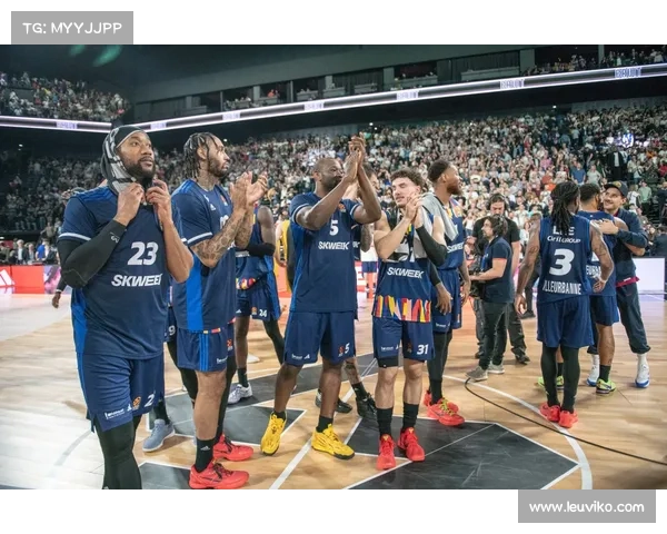 4月30日NBA季后赛激战正酣高潮迭起精彩对决 4月30日NBA季后赛激战正酣高潮迭起精彩对决